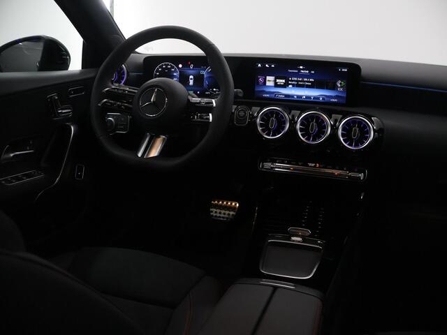 Mercedes-Benz A-KLASSE 250e Business Solution AMG | Panoramaschuifdak | Premium Plus | Head-up display | Dodehoekassistent |