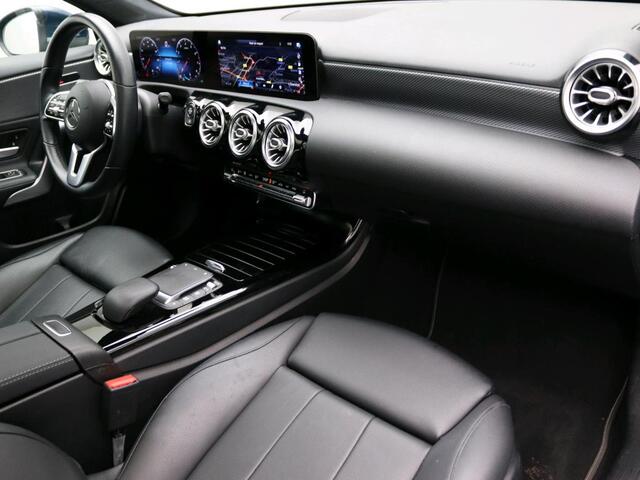 Mercedes-Benz A-KLASSE 180 Business Solution Luxury Panorama Schuif-Kanteldak | Parkeerpakket met achteruitrijcamera | Ledkoplampen | Sfeerverlichting | Apple CarPlay Inclusief 48 maanden MB Certified garantie voor Europa.