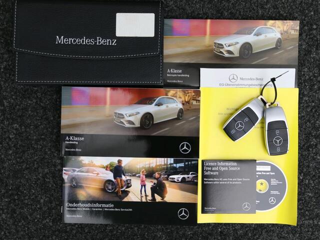 Mercedes-Benz A-KLASSE 180 Business Solution Luxury Panorama Schuif-Kanteldak | Parkeerpakket met achteruitrijcamera | Ledkoplampen | Sfeerverlichting | Apple CarPlay Inclusief 48 maanden MB Certified garantie voor Europa.