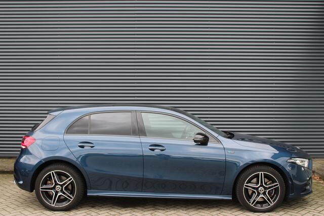 Mercedes-Benz A-KLASSE 250 e AMG Limited Panoramdak Sfeerverlichting Leer/Alcantara