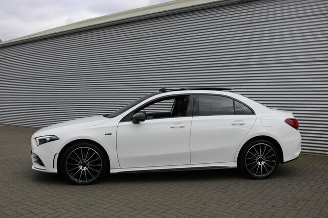 Mercedes-Benz A-KLASSE 250 e AMG Pakket AMG NightPakket (50.526Km! Pano Sportleder/Memory Widescreen Carplay Distronic 360Camera M-Bux Multibeam 19InchAMG PrivacyGlass)