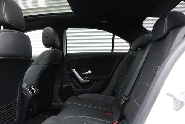Mercedes-Benz A-KLASSE 250 e AMG Pakket AMG NightPakket (50.526Km! Pano Sportleder/Memory Widescreen Carplay Distronic 360Camera M-Bux Multibeam 19InchAMG PrivacyGlass)