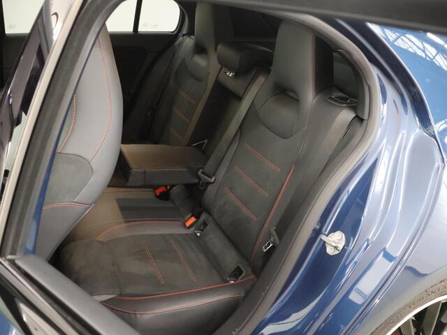 Mercedes-Benz A-KLASSE 220 Launch Edition Premium | AMG | Night | Panoramadak | Trekhaak | Sfeerverlichting | Widescreen | Multispaaks wielen