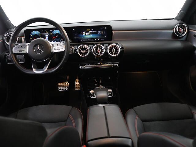 Mercedes-Benz A-KLASSE 220 Launch Edition Premium | AMG | Night | Panoramadak | Trekhaak | Sfeerverlichting | Widescreen | Multispaaks wielen