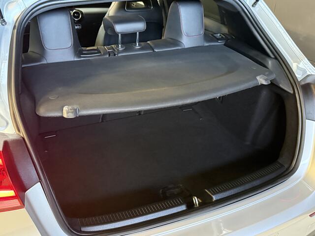 Mercedes-Benz A-KLASSE 180 Business Solution AMG Night Upgrade | Panoramadak | Stoelverwarming