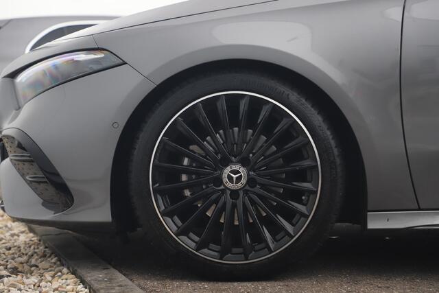 Mercedes-Benz A-KLASSE 180 AMG Line Night Pakket Automaat Panoramadak 19 inch Keyless Sfeerverlichting Burmester Carplay Navigatie Camera Half Leder Stoelverwarming NAP! Dealer onderhouden!