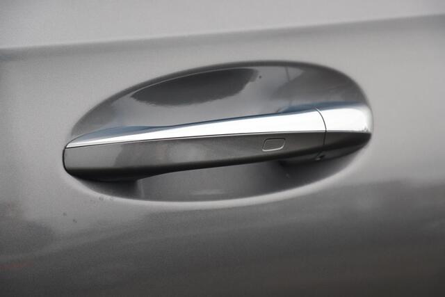 Mercedes-Benz A-KLASSE 180 AMG Line Night Pakket Automaat Panoramadak 19 inch Keyless Sfeerverlichting Burmester Carplay Navigatie Camera Half Leder Stoelverwarming NAP! Dealer onderhouden!