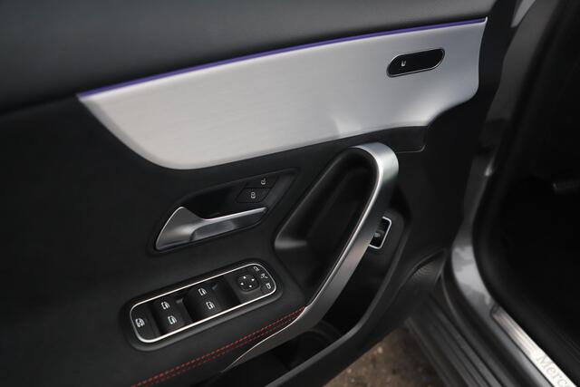 Mercedes-Benz A-KLASSE 180 AMG Line Night Pakket Automaat Panoramadak 19 inch Keyless Sfeerverlichting Burmester Carplay Navigatie Camera Half Leder Stoelverwarming NAP! Dealer onderhouden!