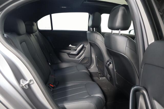 Mercedes-Benz A-KLASSE 180 Luxury Line | Camera | Magno | Pano | Leder