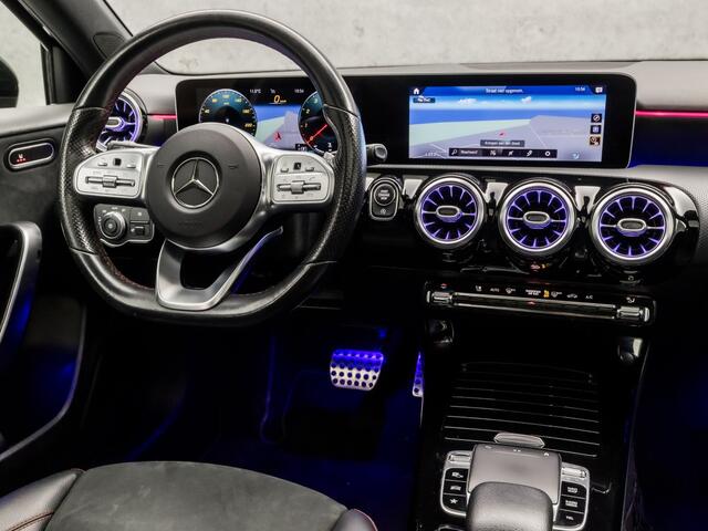 Mercedes-Benz A-KLASSE 220 AMG Sport 190Pk Automaat (SCHUIFDAK, GROOT NAVI, SFEERVERLICHTING, CAMERA, STOELVERWARMING, SPORTSTOELEN, GETINT GLAS, LEDER/ALCANTARRA, NIEUWSTAAT)