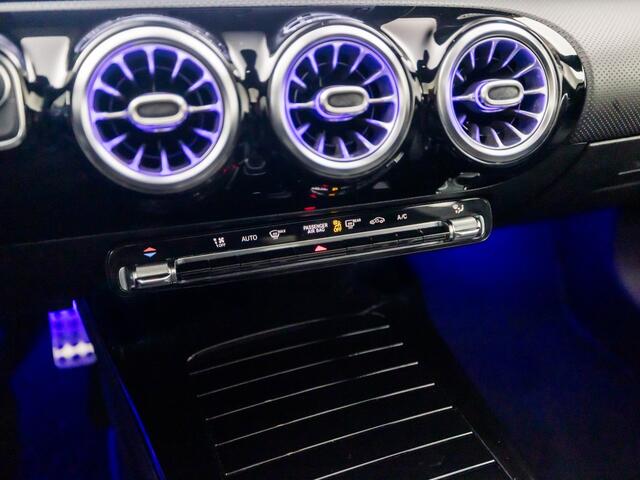 Mercedes-Benz A-KLASSE 220 AMG Sport 190Pk Automaat (SCHUIFDAK, GROOT NAVI, SFEERVERLICHTING, CAMERA, STOELVERWARMING, SPORTSTOELEN, GETINT GLAS, LEDER/ALCANTARRA, NIEUWSTAAT)