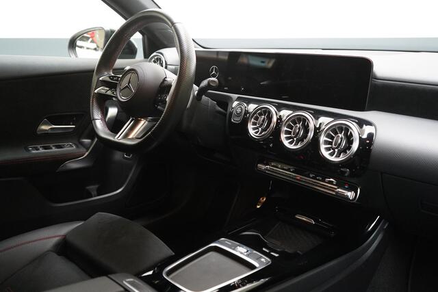 Mercedes-Benz A-KLASSE 250 e AMG Line | SoH 96% | Sfeerverlichting | Navigatie | Black pakket | Sportstoelen