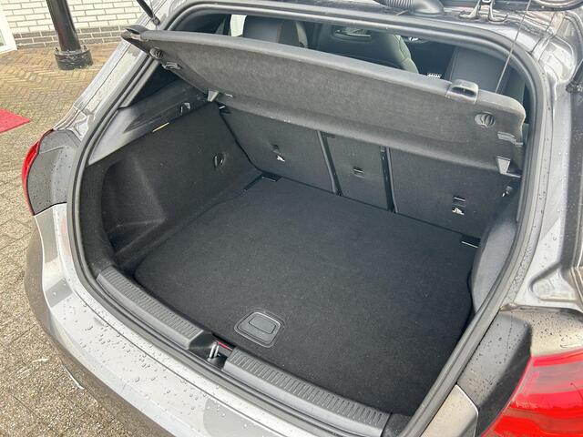 Mercedes-Benz A-KLASSE 180 AMG Line | Panoramadak | Stoelverwarming | Sfeerverlichting