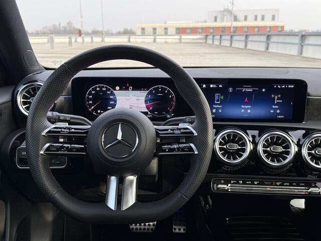 Mercedes-Benz A-KLASSE 180 AMG Line | Pano | Magno Grau | Camera