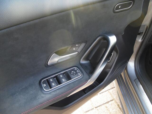 Mercedes-Benz A-KLASSE 180 Business Solution AMG