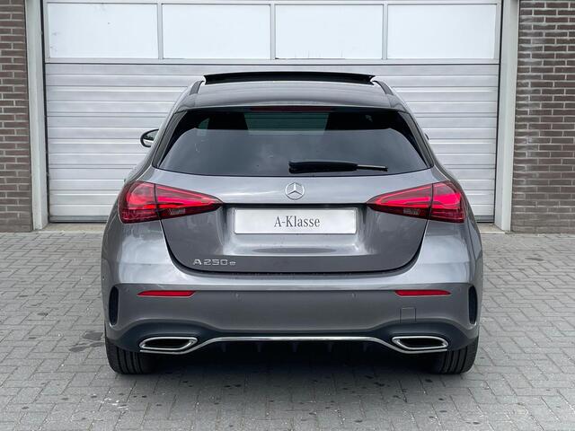 Mercedes-Benz A-KLASSE 250 e AMG | Panoramadak | Dodehoekassistent | Privacy Glas Achter | Sfeerverlichting | Stoelverwarming | Parkeersensoren |