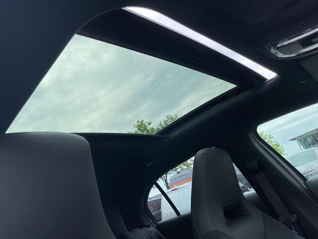 Mercedes-Benz A-KLASSE 250 e AMG | Panoramadak | Dodehoekassistent | Privacy Glas Achter | Sfeerverlichting | Stoelverwarming | Parkeersensoren |