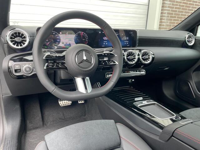 Mercedes-Benz A-KLASSE 250 e AMG | Panoramadak | Dodehoekassistent | Privacy Glas Achter | Sfeerverlichting | Stoelverwarming | Parkeersensoren |