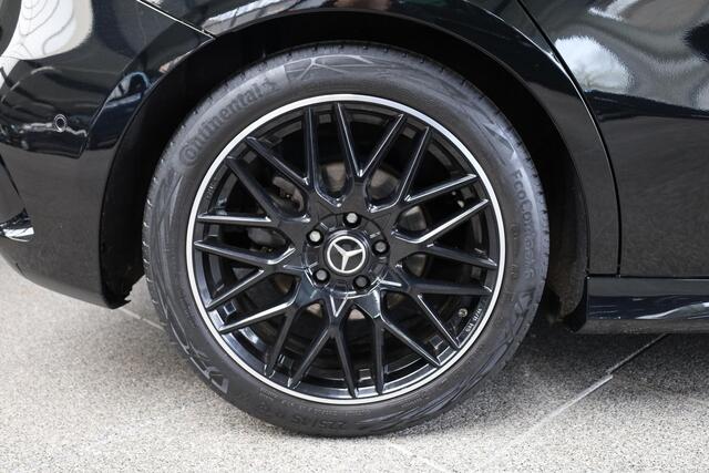 Mercedes-Benz A-KLASSE 180 AMG Line PANO SFEERVERL. LEER/ALCANTARA WIDESCREEN STOELVERW. ZWARTE-HEMEL CAMERA DAB CRUISE CLIMA NAVI 2XPDC 18''LMV NAP