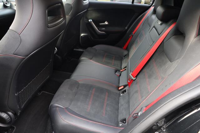 Mercedes-Benz A-KLASSE 180 AMG Line PANO SFEERVERL. LEER/ALCANTARA WIDESCREEN STOELVERW. ZWARTE-HEMEL CAMERA DAB CRUISE CLIMA NAVI 2XPDC 18''LMV NAP