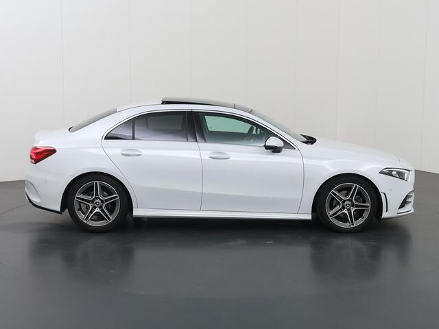 Mercedes-Benz A-KLASSE 180 Business Solution AMG | Panoramadak | Achteruitrijcamera | Apple Carplay | Stoelverwarming | Getint glas |