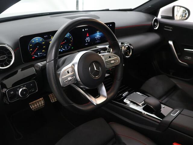 Mercedes-Benz A-KLASSE 180 Business Solution AMG | Panoramadak | Achteruitrijcamera | Apple Carplay | Stoelverwarming | Getint glas |