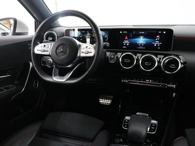 Mercedes-Benz A-KLASSE 180 Business Solution AMG | Panoramadak | Achteruitrijcamera | Apple Carplay | Stoelverwarming | Getint glas |