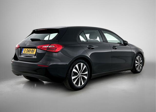 Mercedes-Benz A-KLASSE 180 Achteruitrijcamera | Licht- en zicht pakket | Lichtmetalen Velgen. Inclusief 24 maanden Mercedes-Benz Certified garantie voor Europa.