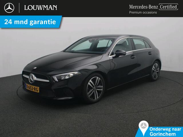 Mercedes-Benz A-KLASSE 160 Business Solution Luxury Ledkoplampen | Sfeerverlichting | Parkeerpakket met achteruitrijcamera | Stoelverwarming | Lederlook ARTICO. Inclusief 24 maanden Mercedes-Benz Certified garantie voor Europa.