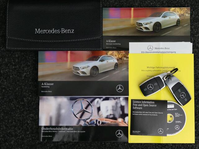 Mercedes-Benz A-KLASSE 160 Business Solution Luxury Ledkoplampen | Sfeerverlichting | Parkeerpakket met achteruitrijcamera | Stoelverwarming | Lederlook ARTICO. Inclusief 24 maanden Mercedes-Benz Certified garantie voor Europa.