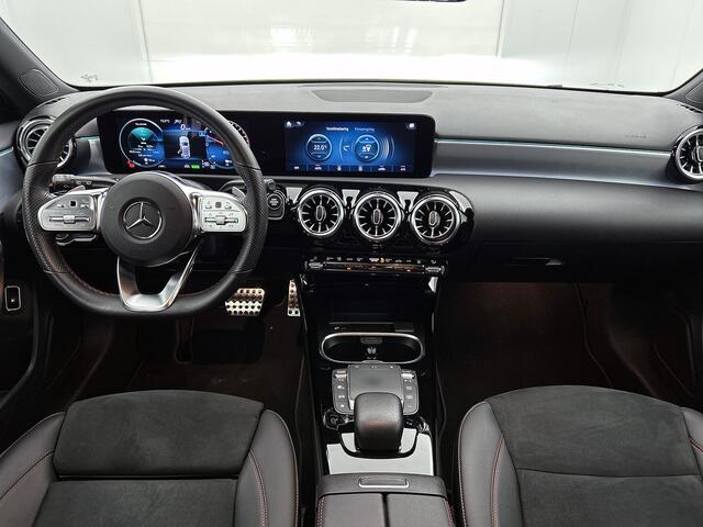 Mercedes-Benz A-KLASSE 250 e AMG Plug-In Hybride | Nightpakket | Sfeerverlichting | Rij-assistentiepakket | Navigatie | Inclusief 24 maanden Mercedes-Benz Certified garantie voor Europa.