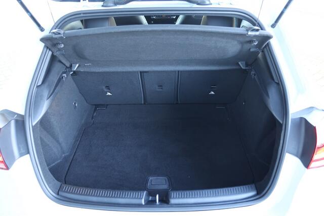 Mercedes-Benz A-KLASSE 200 Business Solution AMG Wide screen Trekhaak Camera Carplay