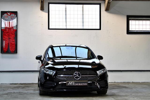 Mercedes-Benz A-KLASSE 180 AMG Line | Panoramadak | Night | 19 inch | Sfeerverlichting | Apple Carplay | NL auto |