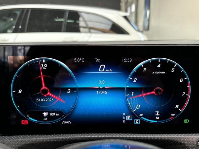 Mercedes-Benz A-KLASSE 180 AMG Line | Panoramadak | Night | 19 inch | Sfeerverlichting | Apple Carplay | NL auto |