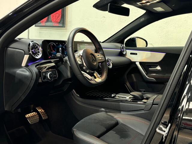 Mercedes-Benz A-KLASSE 180 AMG Line | Panoramadak | Night | 19 inch | Sfeerverlichting | Apple Carplay | NL auto |