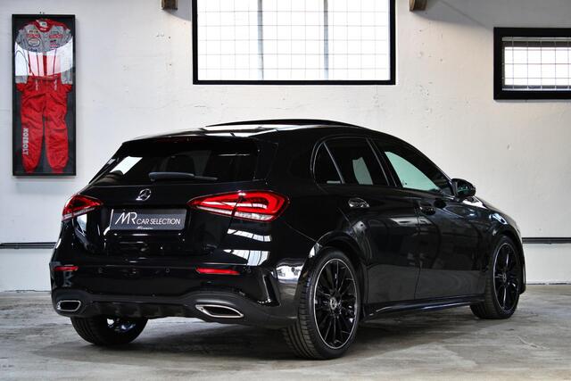 Mercedes-Benz A-KLASSE 180 AMG Line | Panoramadak | Night | 19 inch | Sfeerverlichting | Apple Carplay | NL auto |
