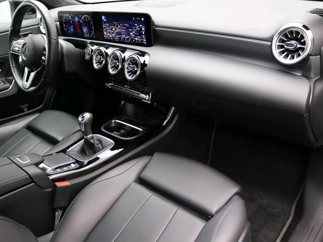 Mercedes-Benz A-KLASSE 160 Business Solution Luxury Ledkoplampen | Sfeerverlichting | Parkeerpakket met achteruitrijcamera |Stoelverwarming voor. Inclusief 24 maanden MB Certified garantie voor Europa.
