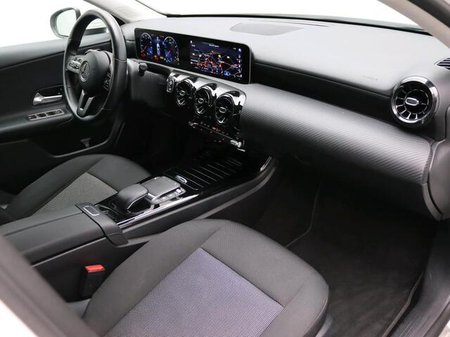 Mercedes-Benz A-KLASSE 180 Business Solution Ledkoplampen | Achteruitrijcamera | Spiegelpakket | Licht- en zicht pakket. Inclusief 24 maanden MB Certified garantie voor Europa.