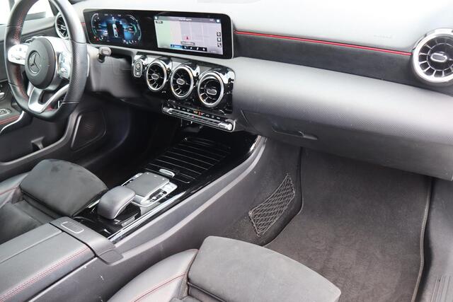 Mercedes-Benz A-KLASSE 180 Business Solution AMG Virtual Cockpit, Navigatie, Cruise control, Camera, Stoelverwarming, Apple Carplay