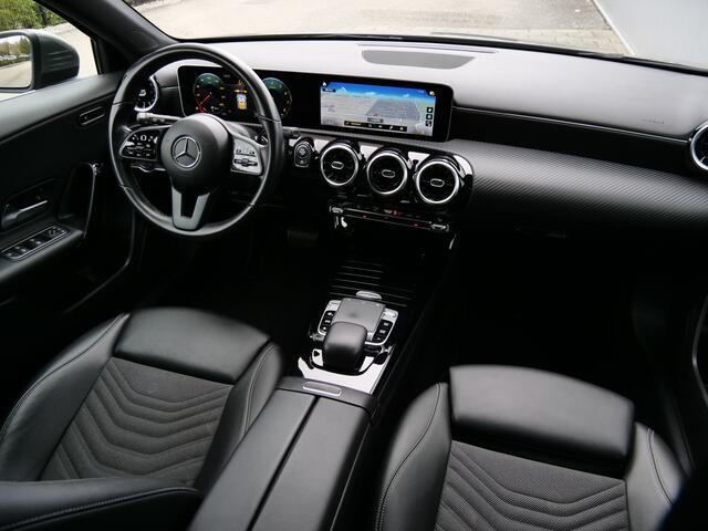 Mercedes-Benz A-KLASSE 180 Business Solution 136 Pk Automaat Navigatie / Camera / 18 inch / Stoelverwarming