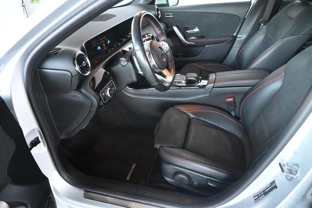 Mercedes-Benz A-KLASSE 180 Business Solution AMG Automaat Navigatie Widescreen Stoelverwarming Inruil Mogelijk!