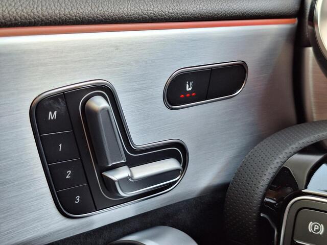 Mercedes-Benz A-KLASSE 180 Business Solution AMG | Panoramadak | Night pakket | Achteruitrijcamera | Memory pakket | Sfeerverlichting | Stoelverwarming | Multibeam LED | Keyless-GO