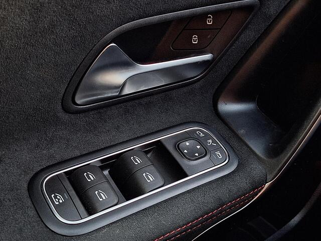 Mercedes-Benz A-KLASSE 180 Business Solution AMG | Panoramadak | Night pakket | Achteruitrijcamera | Memory pakket | Sfeerverlichting | Stoelverwarming | Multibeam LED | Keyless-GO