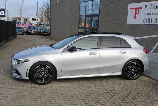 Mercedes-Benz A-KLASSE 180 AMG Night pakket Panoramadak/Stoelverwarming/Sfeerverlichting/DAB/Achteruitrijcamera/Cruise control 2e Paasdag geopend op Hellevoetsluis & Rotterdam van 12:00 tot 17:00