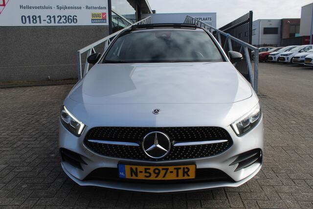 Mercedes-Benz A-KLASSE 180 AMG Night pakket Panoramadak/Stoelverwarming/Sfeerverlichting/DAB/Achteruitrijcamera/Cruise control 2e Paasdag geopend op Hellevoetsluis & Rotterdam van 12:00 tot 17:00