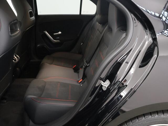 Mercedes-Benz A-KLASSE 180 Star Edition AMG Line | Panoramadak | Multibeam koplampen | Night-pakket | 19" AMG velgen | Night |