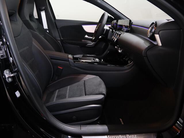 Mercedes-Benz A-KLASSE 180 Business Solution AMG | AMG Line Plus | Nightpakket | Panoramadak | HUD | Stoelverwarming | 360° Camera | Dodehoekassistent |