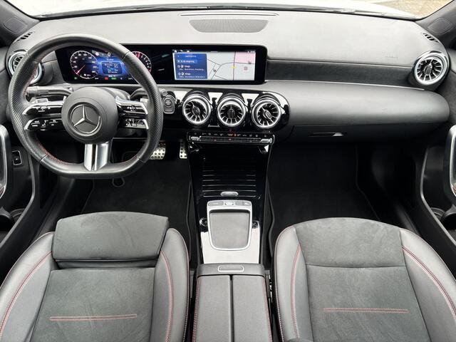 Mercedes-Benz A-KLASSE 250 e AMG Line Design Plug-in Automaat / Dealer onderhouden / 1e eigenaar / 1.600 kg trekgewicht / Navigatie / Camera / 19" AMG + All Season banden / Matrix Led Beam / Stoelverwarming /