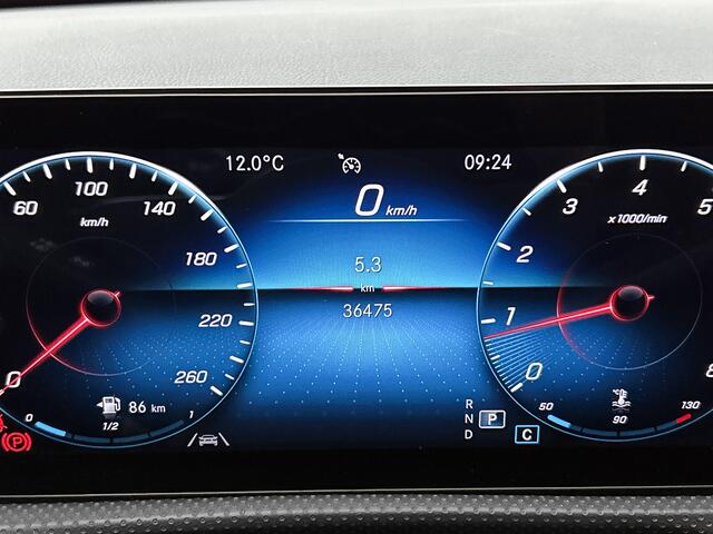 Mercedes-Benz A-KLASSE 180 Business Solution Luxury Panorama Schuif-Kanteldak | Parkeerpakket met achteruitrijcamera | Ledkoplampen | Sfeerverlichting | Apple CarPlay Inclusief 24 maanden MB Certified garantie voor Europa.