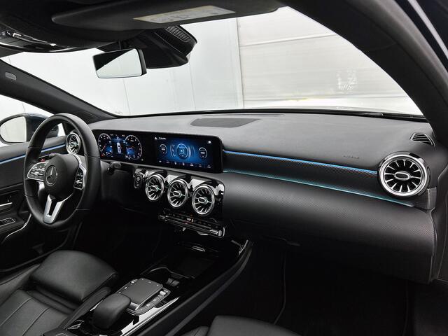 Mercedes-Benz A-KLASSE 180 Business Solution Luxury Panorama Schuif-Kanteldak | Parkeerpakket met achteruitrijcamera | Ledkoplampen | Sfeerverlichting | Apple CarPlay Inclusief 24 maanden MB Certified garantie voor Europa.